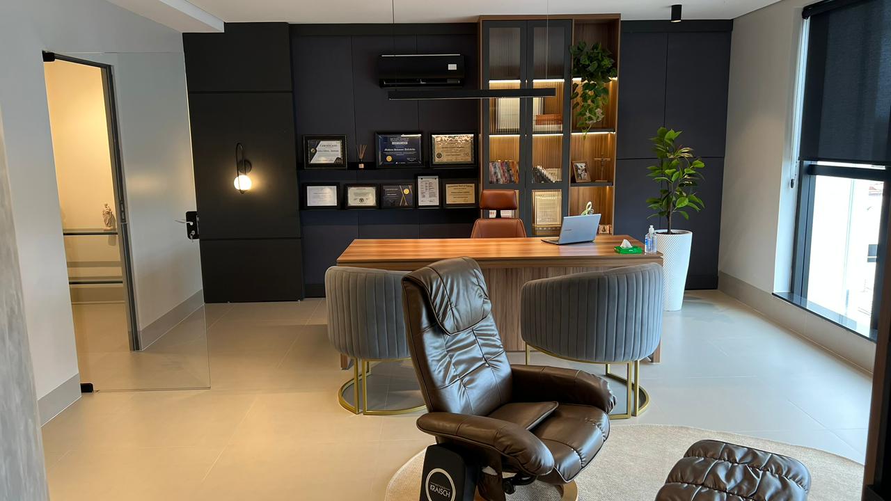 Consultório — sala de atendimento com poltrona reclinável